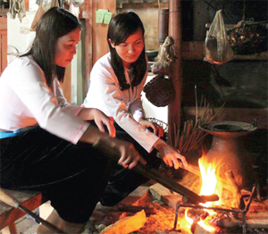 Bếp lửa nhà sàn - nét sinh hoạt truyền thống của người Mường Hòa Bình. Ảnh: Thiếu nữ Mường Vang bên bếp lửa. Ảnh: P.V

